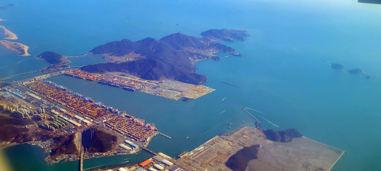 신공항 건설이 추진되는 부산 강서구 가덕도. 아래는 부산항신항. 사진은 지난 4일 촬영한 모습이다.  연합뉴스